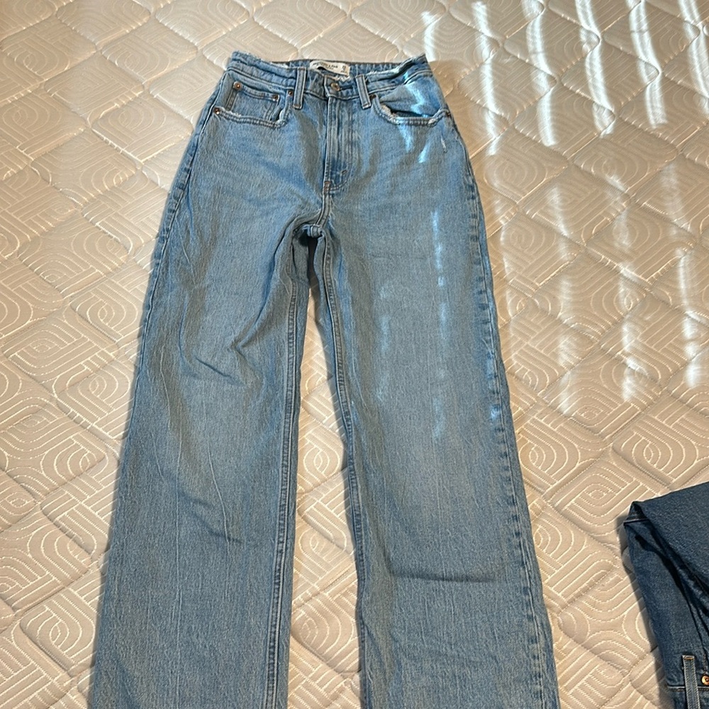 Abercrombie and Fitch
The 90s relaxed jeans high rise
Curve love